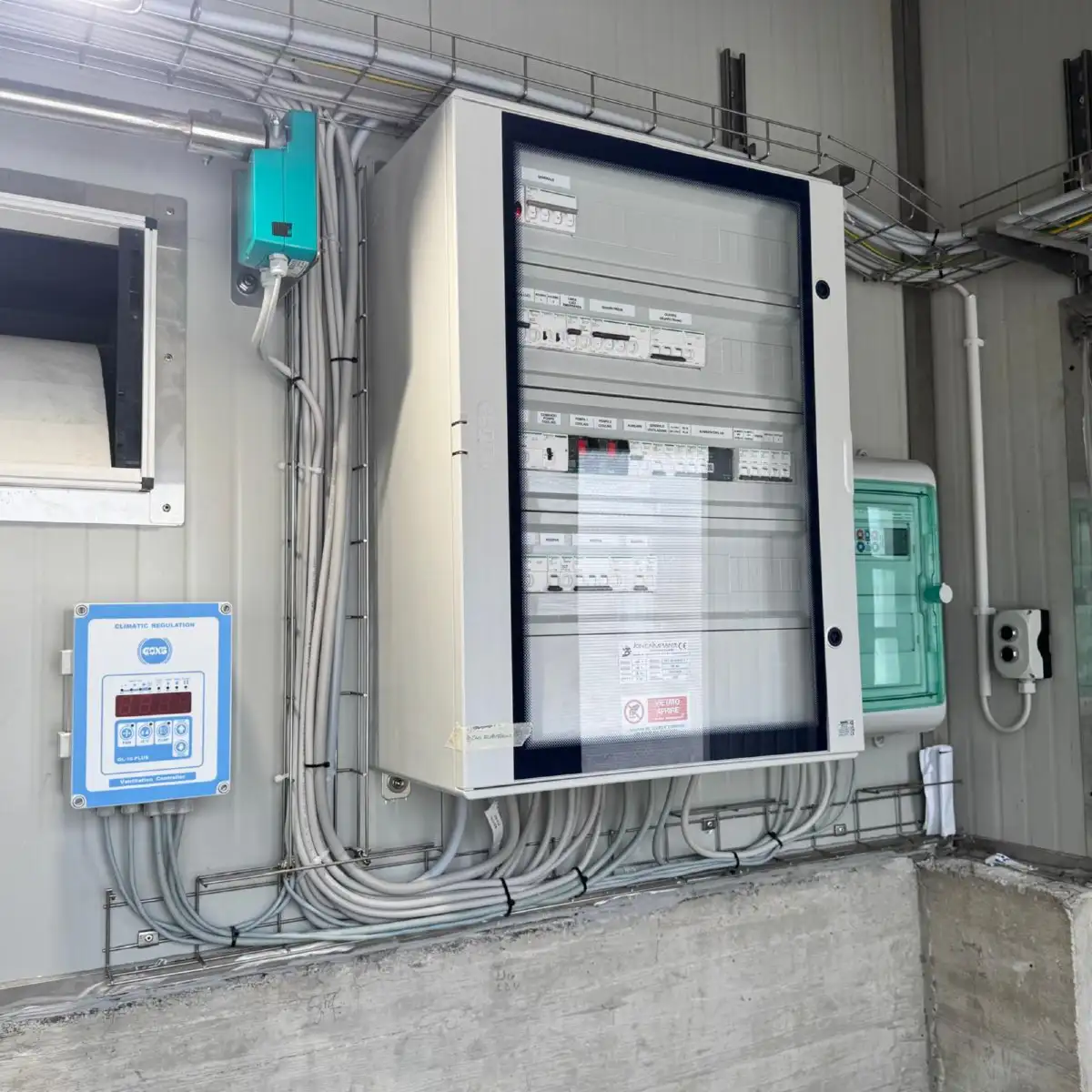 cablaggio industriale e illuminazione capannone a Foggia realizzato da Ares